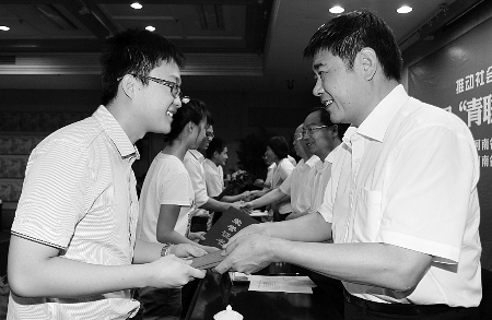 百余寒門學(xué)子到省直機(jī)關(guān)帶薪實(shí)習(xí) 每人每月可領(lǐng)到1500元 百余寒門學(xué)子到省直機(jī)關(guān)帶薪實(shí)習(xí) 每人每月可領(lǐng)到1500元