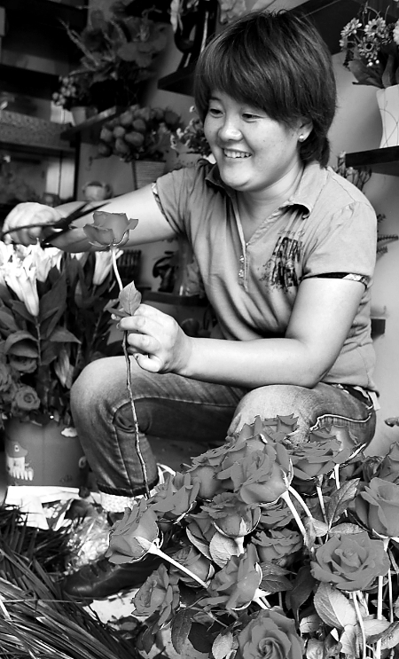 8月21日，內(nèi)黃縣一家鮮花店的工作人員正在包裝鮮花。