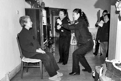 鄭州市豐產(chǎn)路派出所上門為老人辦身份證 鄭州市豐產(chǎn)路派出所上門為老人辦身份證