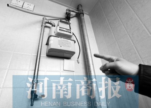 天然氣管裸露，有居民稱安裝好的燃氣灶具一直閑置