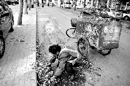 他不停清理著路邊的樹葉。