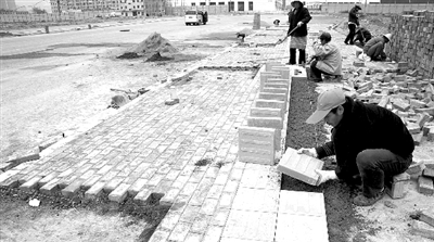 端午路正在鋪設(shè)人行道道磚，進(jìn)行工程收尾。