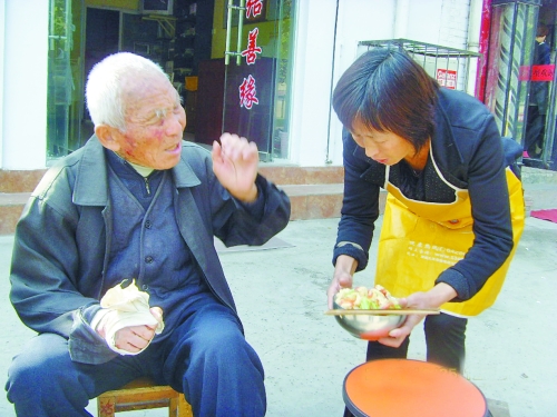 義工高雪琴給一位老人做了碗撈面條 義工高雪琴給一位老人做了碗撈面條