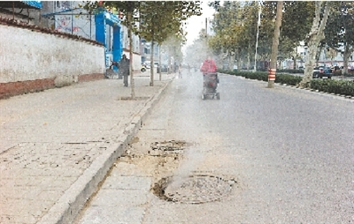 莫踩熱力井蓋 井內(nèi)高溫達300℃ 莫踩熱力井蓋 井內(nèi)高溫達300℃