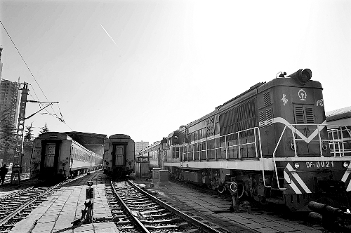 　　鄭州車輛段，擦拭一新的列車整裝待發(fā)。