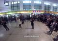 火車站候車大廳紅歌快閃迎國慶！百人互動，震撼現(xiàn)場嗨翻天！