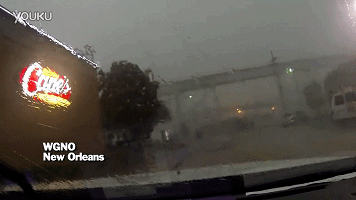 好可怕！大風(fēng)把火車從橋上吹了下來(lái)