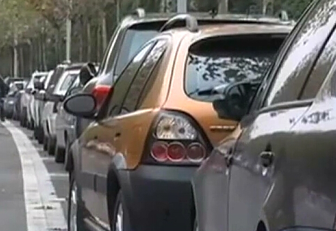 監(jiān)拍18歲少年專(zhuān)盜豪車(chē)后視鏡