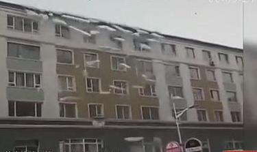 壯觀！樓房變冰雕瀑布