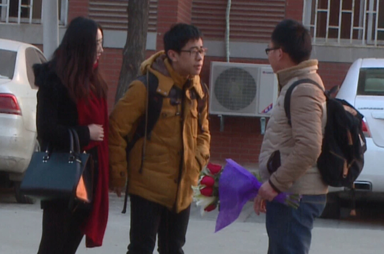 美女請(qǐng)你假裝其男友拒絕追求者，你會(huì)怎么辦？