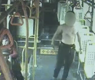 上車光膀子 這是要干啥？