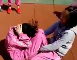 仰臥起坐險癱瘓 正確姿勢咋做？