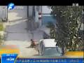 男子倒車(chē) 孩子遭三次碾壓