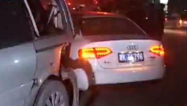 12車停路邊瞬間全報廢 咋回事？