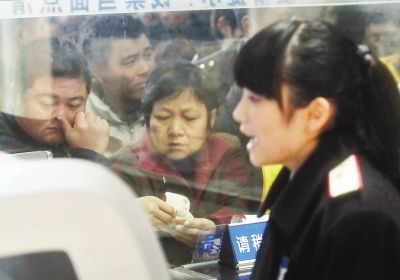 胡娜認真、耐心地向旅客介紹票務(wù)情況