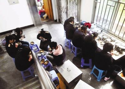短短半個小時就餐休息時間，售票員們把椅子當餐桌，擠在不到20平方米的地方吃飯