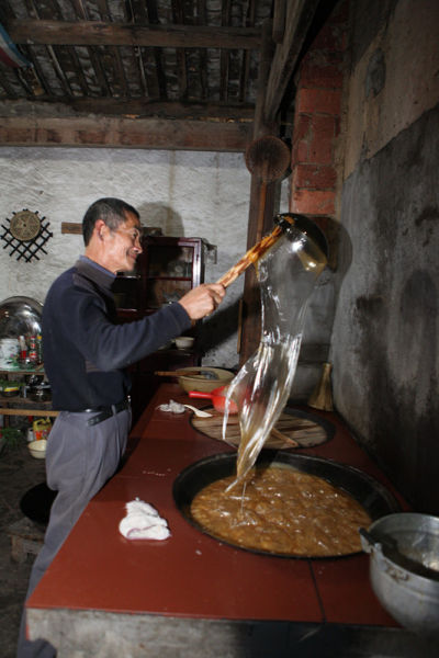 沿襲已久過年風(fēng)俗 農(nóng)戶忙做麥芽糖 沿襲已久過年風(fēng)俗 農(nóng)戶忙做麥芽糖