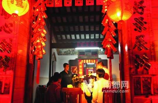 　　海口人把除夕的年夜飯稱為“吃圍爐”。