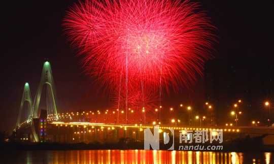  ?？谑忻癯赃^了年夜飯,到西海岸燃放觀賞煙花是近年來興起的一大潮流。
