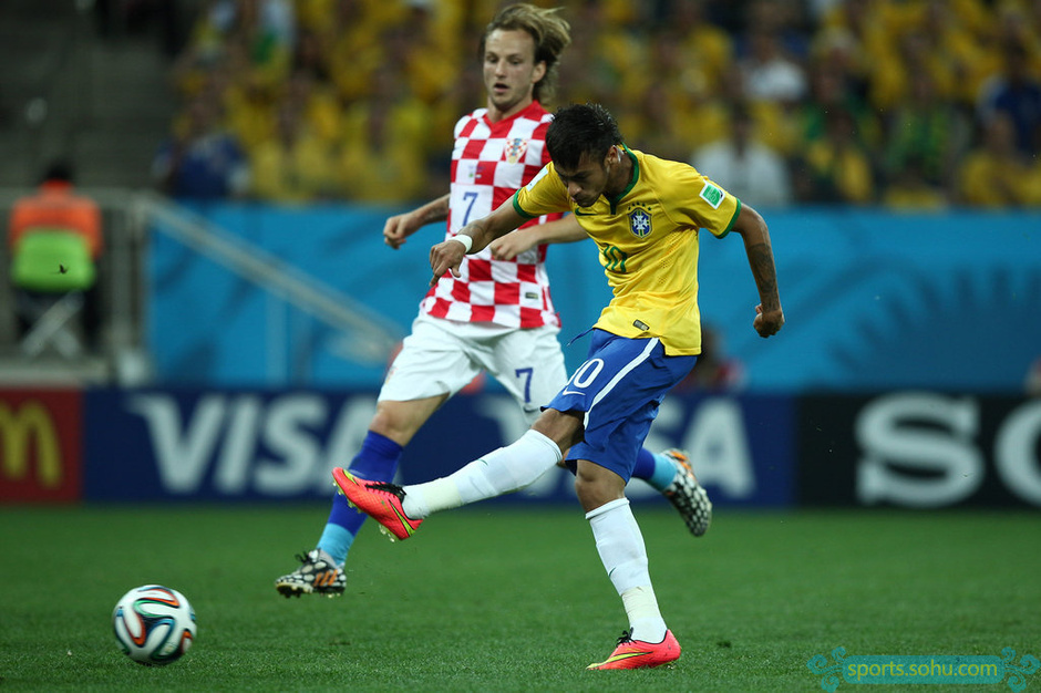 進球回放：內(nèi)馬爾禁區(qū)外左腳低射破門 扳平比分