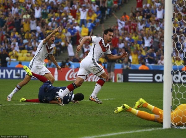 第13分鐘，胡梅爾斯頭球破門