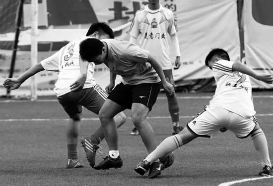 奪冠熱門(mén)球隊(duì)美意門(mén)業(yè)，上半場(chǎng)就踢出了5:0的一邊倒局面