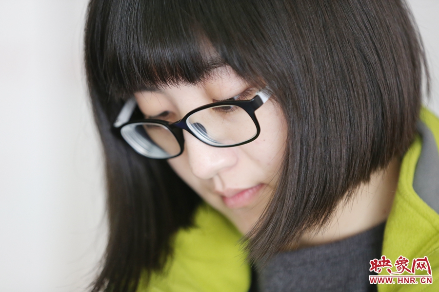 采訪中認(rèn)真記錄的樂天。