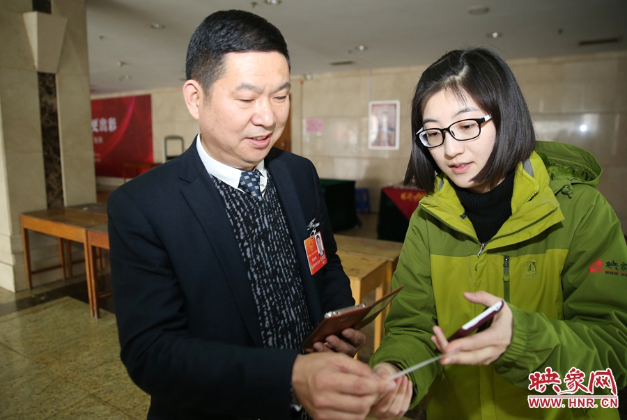 幫代表使用大象融媒映象網(wǎng)微信打印機(jī)現(xiàn)場(chǎng)打印照片。