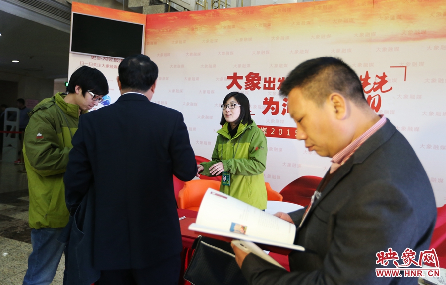 向代表、委員講解大象融媒旗下出品的新聞產(chǎn)品。