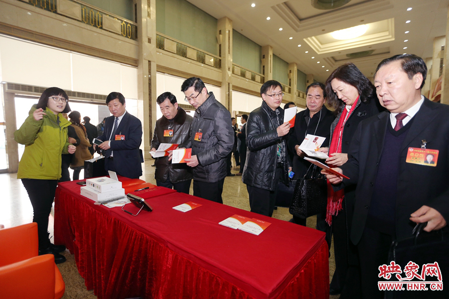 向代表、委員講解大象融媒旗下出品的新聞產(chǎn)品。