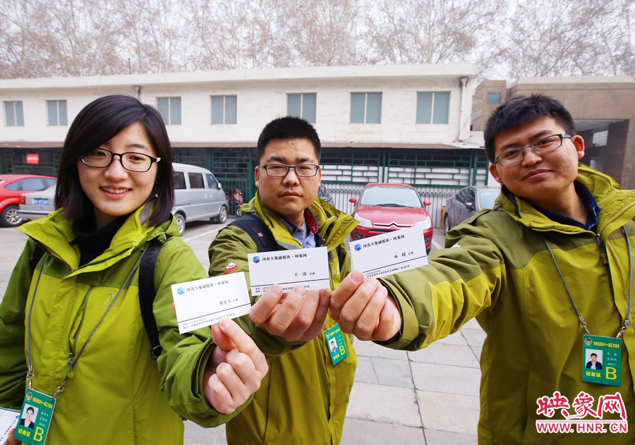 南樂天和同事展示新印制的大象融媒名片。