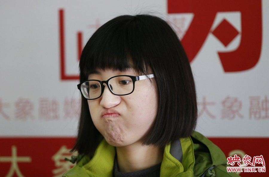 偶爾來個(gè)這樣的表情，算是放松緊張的心情吧！