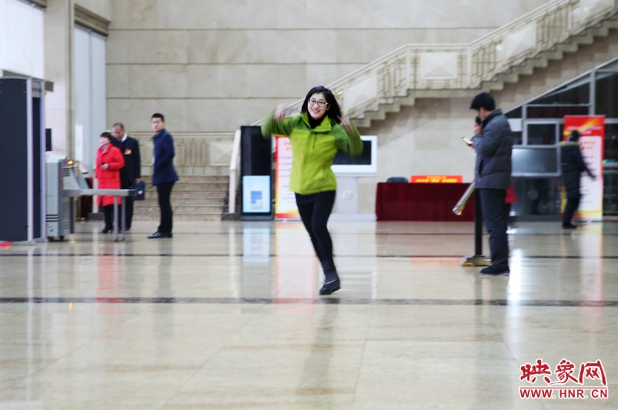 南樂天完成一個(gè)采訪后，興奮的跳了起來。