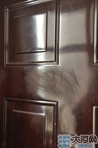 　雖然王先生用砂紙打磨過，但是“奠字”仍依稀可見