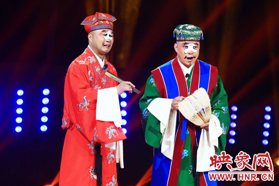 田相偉（右）表演喜劇《吹?！沸Ψ珗?chǎng)