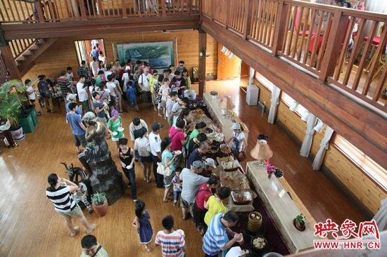 聽眾們在木屋會所享用免費自助餐。