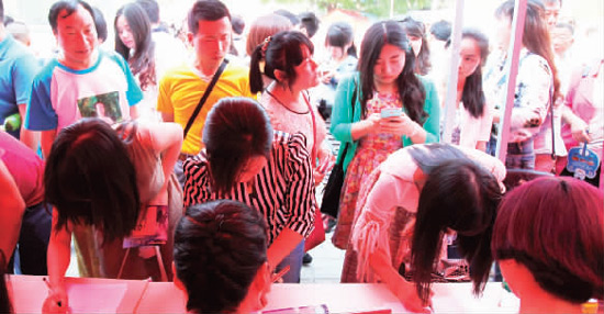 相親現(xiàn)場(chǎng)，嘉賓積極報(bào)名　　