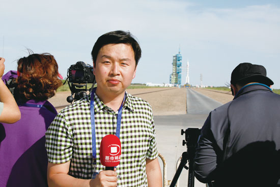 劉瑞鋒回憶，從“神舟十號(hào)”在視線中出現(xiàn)到消失的兩分鐘內(nèi)，他們的兩臺(tái)攝像機(jī)、一臺(tái)照相機(jī)就在不停地拍、拍