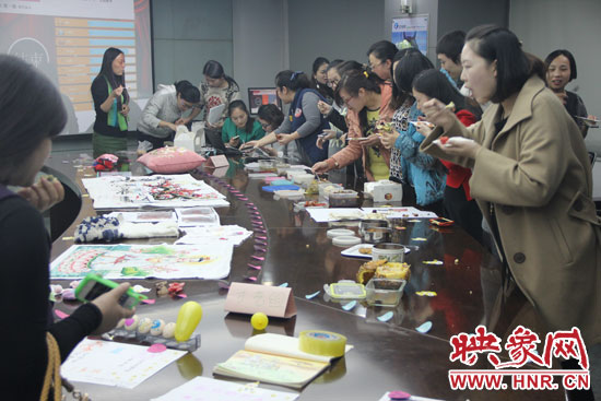 比賽現(xiàn)場熱鬧非凡，各位女神競相展示自己的作品