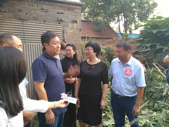 公共頻道總監(jiān)和幸福使者愛(ài)心人士一起探訪(fǎng)吳傳青家 攝影 張麗