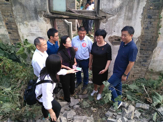 公共頻道總監(jiān)和幸福使者愛(ài)心人士一起探訪(fǎng)吳傳青家