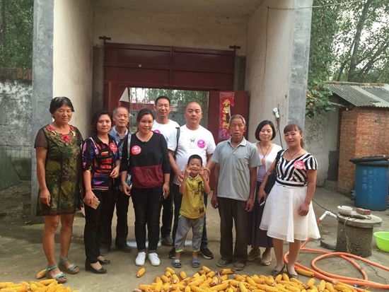 幸福使者、愛(ài)心人士與吳國(guó)祿一家合影