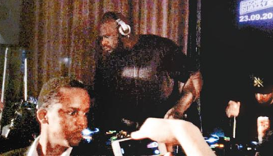 馬云夜店被美女包圍 馬云夜店被美女包圍