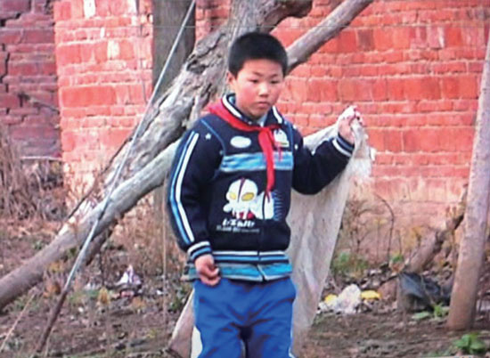 有時(shí)候，浩浩會(huì)拿著蛇皮袋撿些垃圾賣(mài)錢(qián)視 頻截圖