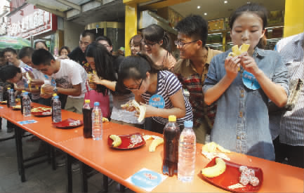 大胃王參賽選手在比賽中 大胃王參賽選手在比賽中