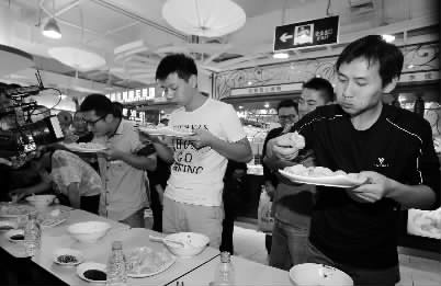 再整兩盤餃子，“騎士牛仔”（右一）真是好胃口