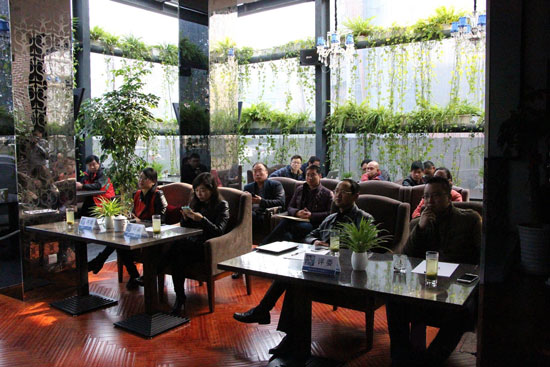 《創(chuàng)業(yè)星工廠》第二季海選現(xiàn)場(chǎng),評(píng)委們認(rèn)真聽(tīng)取創(chuàng)業(yè)者的項(xiàng)目介紹 《創(chuàng)業(yè)星工廠》第二季海選現(xiàn)場(chǎng),評(píng)委們認(rèn)真聽(tīng)取創(chuàng)業(yè)者的項(xiàng)目介紹