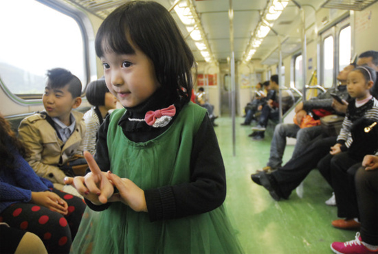 開(kāi)往花蓮火車(chē)上，“戲曲小精靈”張楚怡練嗓