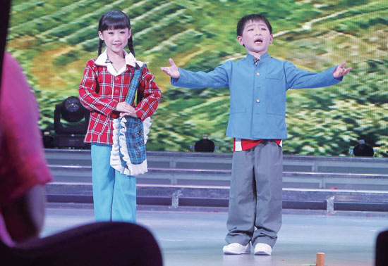 孩子們的表演有模有樣，讓人忍俊不禁