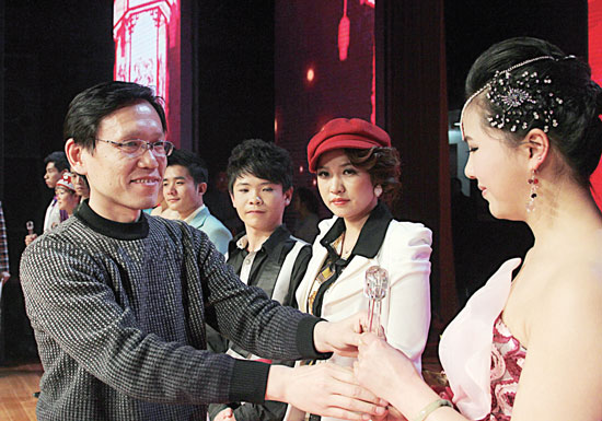 2013年2月1日，《對9當歌》總決賽在鄭州開唱。圖為東方今報副社長胡楊為選手頒獎